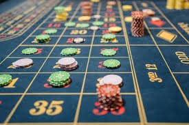 Pengguna Betces menikmati hiburan online lewat Live Casino dan Sports Betting